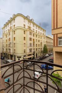 - Vistas a una calle de la ciudad con un edificio en Real Apartments Wesselényi II., en Budapest