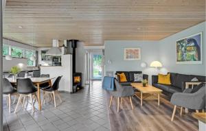ein Wohnzimmer und ein Esszimmer mit einem Sofa und einem Tisch in der Unterkunft Lovely Home In Ebeltoft With Kitchen in Ebeltoft