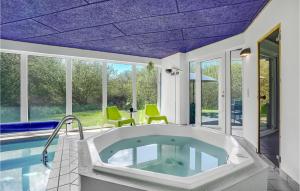 Bazén v ubytování Lovely Home In Ebeltoft With Kitchen nebo v jeho okolí