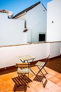 twee stoelen en een tafel bovenop een gebouw bij Bermeja Village in Marbella
