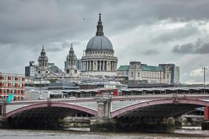 uma ponte sobre um rio em frente a uma cidade em Montcalm East, Autograph Collection em Londres