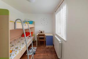Postel nebo postele na pokoji v ubytování Počitniška Hiša Pr Martinovih
