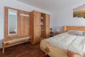 um quarto com uma cama de madeira e uma janela em Počitniška Hiša Pr Martinovih em Postojna