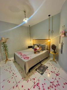 1 dormitorio con 1 cama con flores en el suelo en Ap Zen en Ubajara
