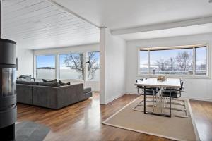 uma sala de estar com um sofá e uma mesa em Hus med egen strandlinje em Tromsø