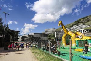 un parque infantil con una jirafa falsa en un parque en Belambra Clubs Les Menuires - Neige Et Ciel, en Les Menuires