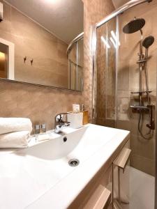 y baño con lavabo blanco y ducha. en Apartments Pera, en Hvar