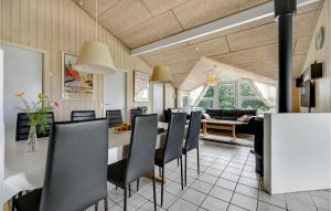 エーベルトフトにあるBeautiful Home In Ebeltoft With Indoor Swimming Poolのダイニングルーム、リビングルーム(テーブル、椅子付)