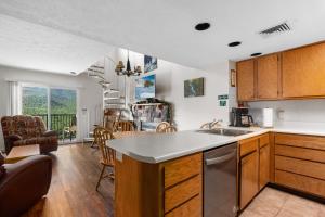 Køkken eller tekøkken på Deer Ridge Mountain Resort C301