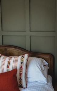 奧克姆的住宿－芬奇紋章酒店，一张带木头床头板和枕头的床