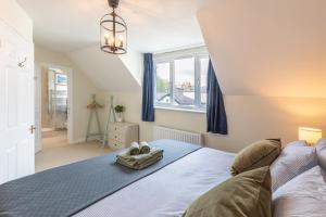 a bedroom with a bed and a window at 4 Bed City House with Private Garden and Parking in Winchester