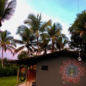 ein Gebäude mit einem seitlich gemalten Mandala in der Unterkunft Portal Mágico in Itacaré
