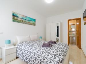ベシンダリオにあるLa islaの白いベッドルーム(ベッド1台付)が備わります。壁には絵画が飾られています。