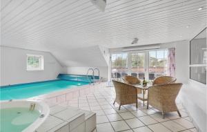 SønderhoにあるCozy Home In Fan With Indoor Swimming Poolのバスルーム(バスタブ、スイミングプール付)