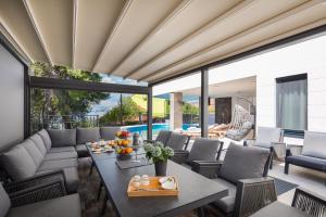 Swimmingpoolen hos eller tæt på Beach Villa Valentina