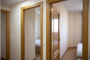 a room with a mirror and a door with a bedroom at For Your Rentals Amplio y luminoso apartamento en Orcasitas - Wifi BEA25 in Madrid