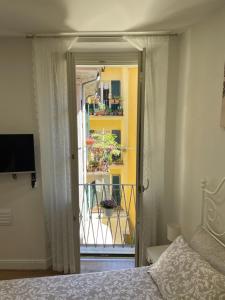 una camera da letto con porta che si apre su un balcone di Holiday Studio in Centro Storico Intra a Intra