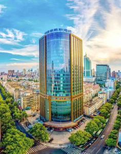 un montage d'un grand bâtiment dans une ville dans l'établissement Days Hotel & Suites China Town - Metro Line 2 - Nearby Wuyi Square ,Orange Island,Hunan Museum, à Changsha