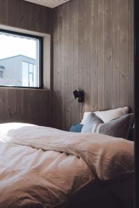 Postel nebo postele na pokoji v ubytování Seafront appartment Henningsvær