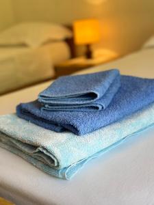 a pile of towels sitting on top of a bed at Casa Agnese Monterosso al mare in Monterosso al Mare