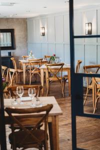 uma sala de jantar com mesas e cadeiras de madeira em Finch's Arms em Oakham