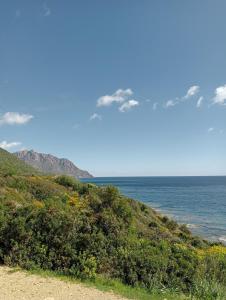 una vista dell'oceano dalla spiaggia di Casa Sofia a Tertenìa