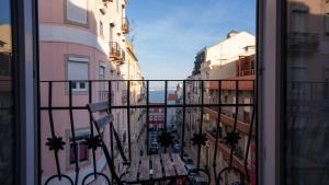 balcón con banco y vistas a la ciudad en The Graça Apartment, en Lisboa