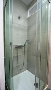 baño con ducha y puerta de cristal en The Graça Apartment, en Lisboa