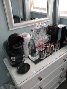 un comptoir avec des verres et un mixeur sur une commode dans l'établissement Ambassador Guest House Bed and Breakfast, à Paignton