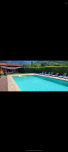 una foto de una piscina con sillas en Luxury Private Lunigiana Villa en Bagnone