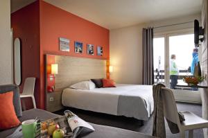 阿爾利河畔普拉茲的住宿－Belambra Clubs Praz-sur-Arly - L'Alisier，酒店客房设有一张床和一个阳台。