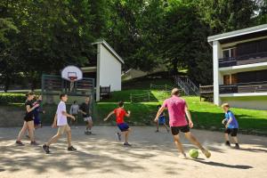 un grupo de personas jugando al baloncesto en Belambra Clubs Praz-sur-Arly - L'Alisier, en Praz-sur-Arly