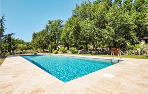 une piscine avec une balançoire et des arbres en arrière-plan dans l'établissement Amazing Home In St Cézaire Sur Siagne, à Saint-Cézaire-sur-Siagne 24 autres photos