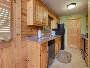 Virtuvė arba virtuvėlė apgyvendinimo įstaigoje Highpoint Escape, 3 Bedrooms, Mountain Views, Hot Tub, WiFi, Sleeps 10
