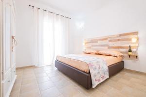 a bedroom with a bed with a wooden headboard at Villa Palamita Luxury - Specchia in Specchia