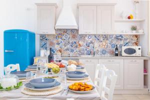 una cucina con tavolo e cibo di Villa Palamita Luxury - Specchia a Specchia