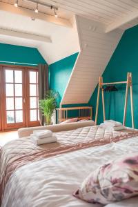 Større luksus Hus ved Assens في أسّينس: سريرين في غرفة بجدران زرقاء
