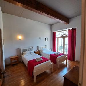 1 dormitorio con 2 camas y ventana en 2 bedroom prestige apartment with pool and sauna, en Laredorte