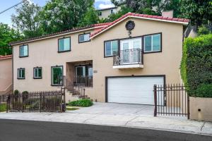 uma casa com um portão e uma garagem em City Terrace House only minutes From Down Town LA em Los Angeles