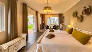 - une chambre avec un grand lit dans l'établissement Brigadoon Boutique Guesthouse, à Swakopmund