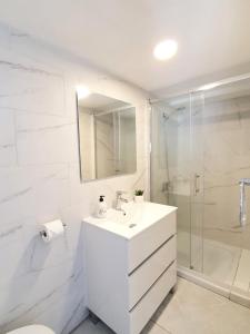 Koupelna v ubytování 5 Bedroom Villa with HEATED Pool with breath-taking Sea Views, Walking distances to Shops Restaurants Beach