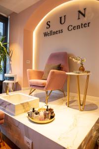 ein Wellnesscenter mit einem Stuhl und einem Tisch in der Unterkunft Arka Art Hotel in Tirana