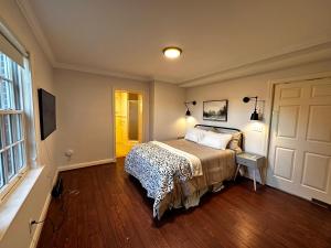 una camera da letto con un letto, una finestra e una porta di Idyllic County Escape a Timonium