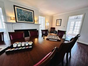 una sala da pranzo con tavolo e camino di Idyllic County Escape a Timonium