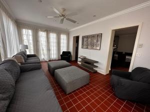 un soggiorno con divano, sedie e ventilatore a soffitto di Idyllic County Escape a Timonium