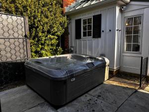 una grande vasca idromassaggio situata fuori da una casa di Idyllic County Escape a Timonium Altre 4 foto