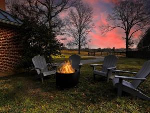 un gruppo di sedie intorno a un focolare in un cortile di Idyllic County Escape a Timonium