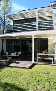 Villa Mar في ترويا: منزل مع كلب يجلس على الفناء