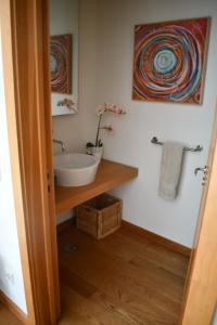uma casa de banho com um lavatório e um espelho em Villa Mar em Tróia