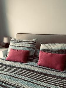 ein Bett mit zwei roten Kissen darauf in der Unterkunft Casa Haize Alaia in Playa Blanca + 60 Fotos